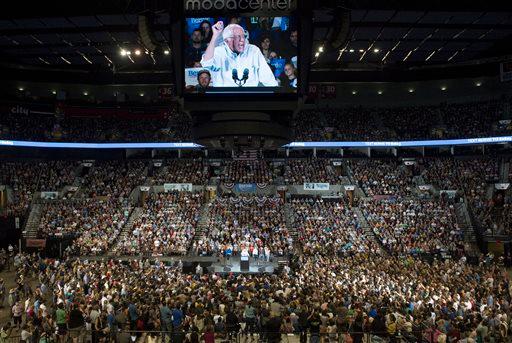 These Bernie Sanders Crowd Shots Should Make Hillary Clinton Worried as More Than 19,000 Attend