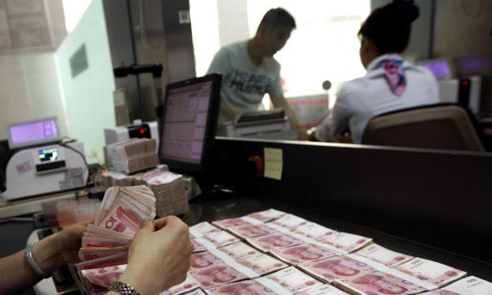 China Currency Falls for 2nd Day After Surprise Devaluation