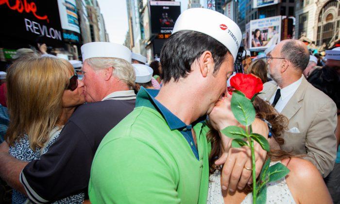 Kissing in Times Square to Celebrate 70 Years Since V-J Day