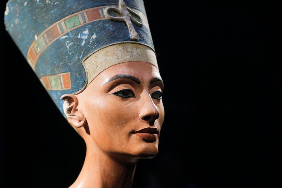 Expert With New Theory on Nefertiti’s Tomb Invited to Egypt