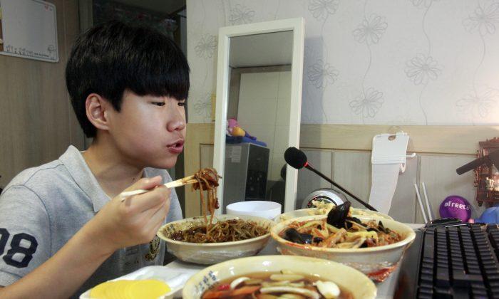 A Meal and a Webcam Form Unlikely Recipe for South Korean Fame