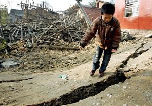 Frequent Aftershocks Fracture Yangtze River Levee