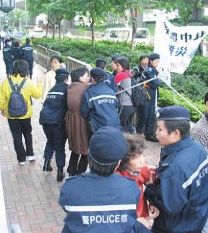 Falun Gong Protests Violent Actions of Hong Kong Government