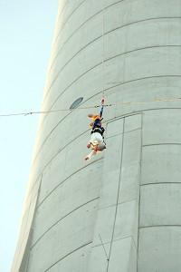 Chinese Man Sets New World Record in Bungee Jumping