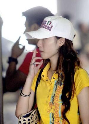 Number of Female Smokers Growing Among 360 Million Smokers in China