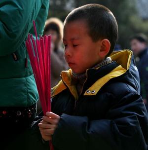 Chinese People Pray for a Good New Year (Photo Essay)