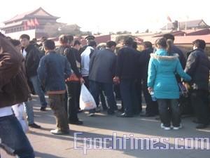 Hundreds of Petitioners Arrested on Tiananmen Square