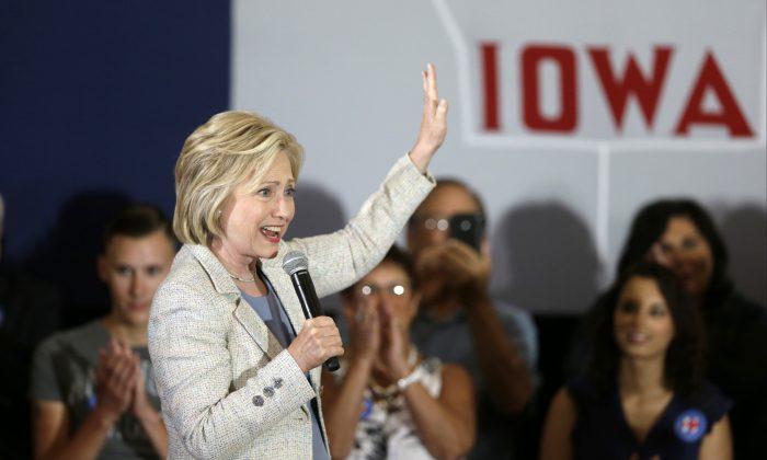 Clinton’s Iowa Message for 2016 Is Less Global, More Local