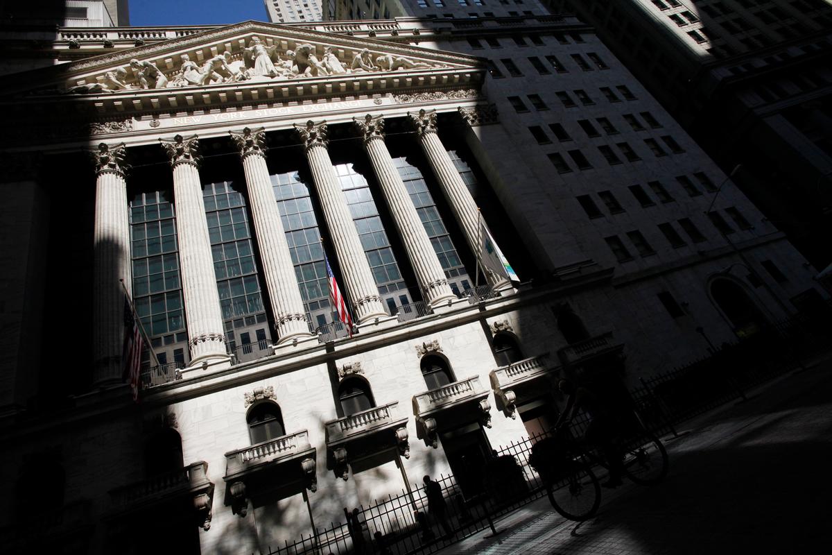 US Stocks Drop; Mixed Jobs Report Clouds Rate Outlook