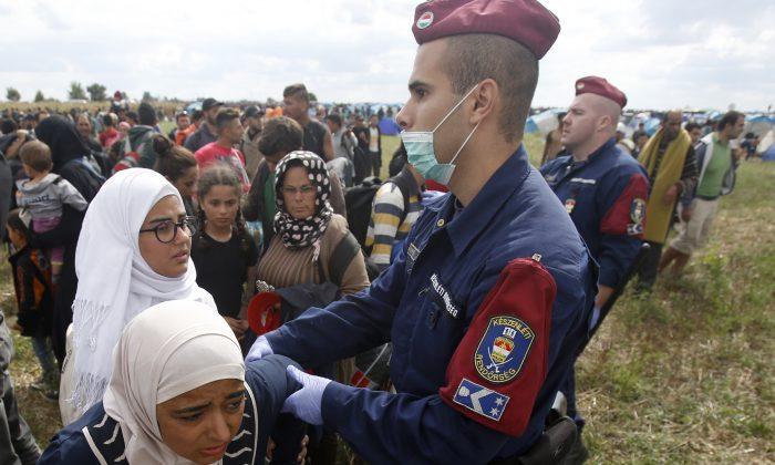 Migrants Keep Entering Hungary as Work on Fence Speeds Up