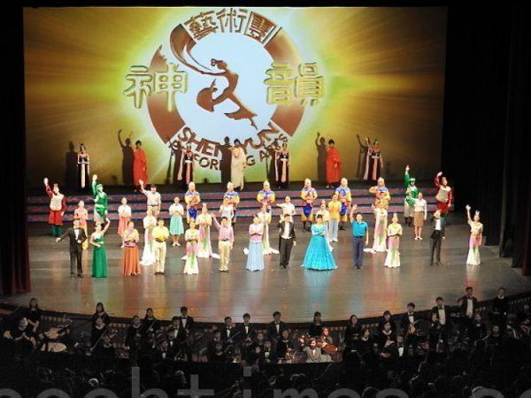 The audience, in Taipei, gave enthusiastic applause to the Shen Yun artists during a curtain call. (Song Bilong/The Epoch Times)