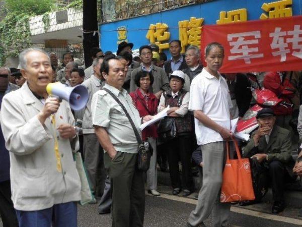 Chinese veterans in Kunming appealed in front of the provincial office, in Yunnan, China, on June 28, 2011. (Civil Rights and Livelihood Watch)