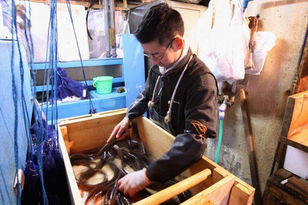 A worker kills eels at Tsukiji Fish Market on October 30, 2008. (Photo by Chris Jackson/Getty Images)