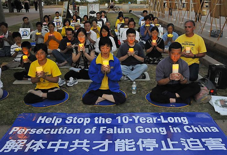 Falun Gong practitioners hold a candlelight vigil in memory of practitioners who lost their lives in the persecution in China, in San Diego, Calif., in 2009. (Alex Li/ The Epoch Times)