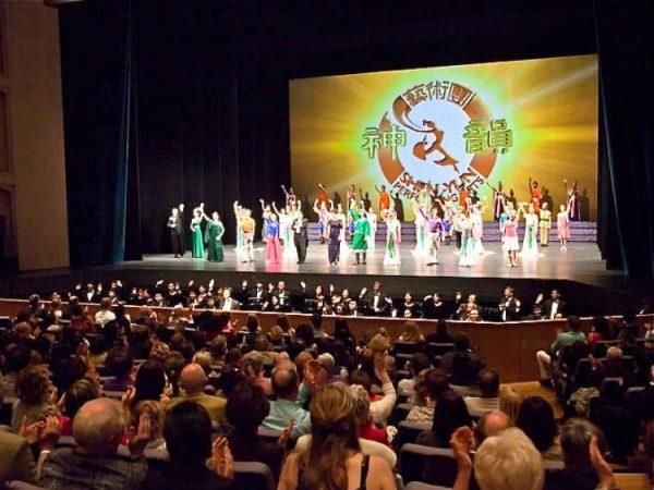 Shen Yun Performing Arts' curtain call in the Forum am Schlosspark, Europe, in 2011. (Jason Wang/The Epoch Times)