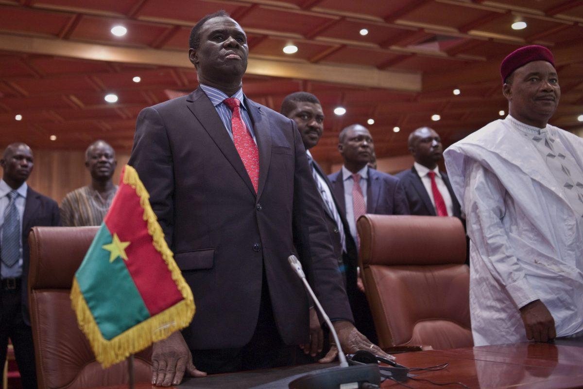 Burkina Faso's transitional president, Michel Kafando (L), next to Niger's President Mahamadou Issoufou (R), during an official handover ceremony in Ouagadougou, Burkina Faso, on Sept. 23, 2015. (AP Photo)