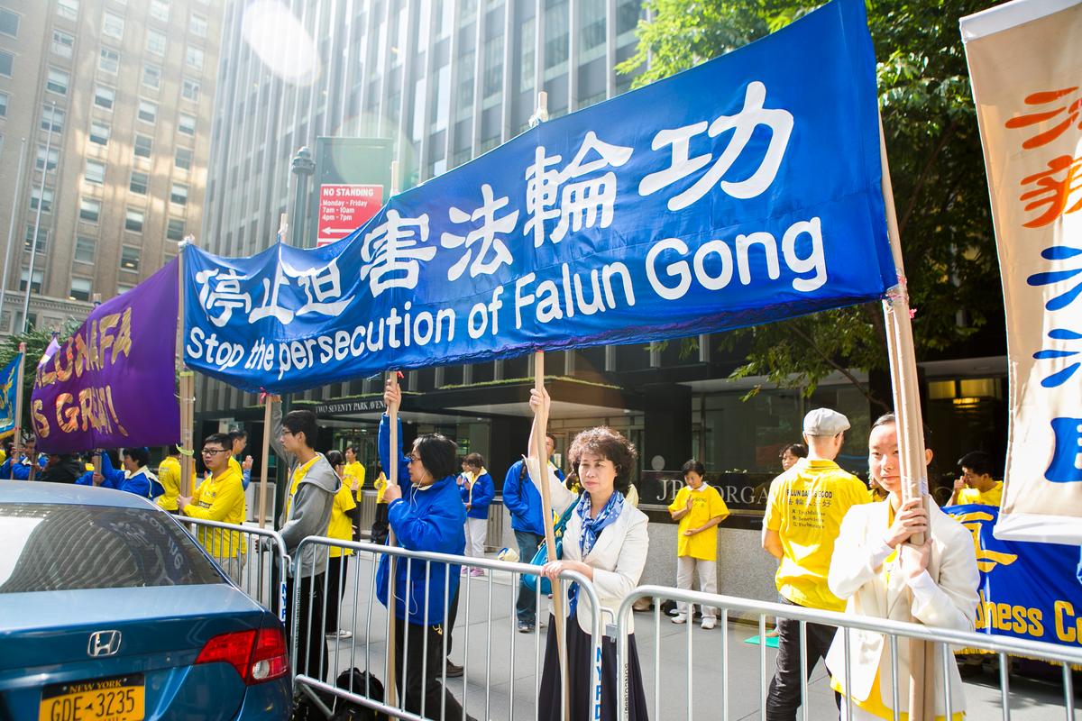 Banners Calling for Justice Follow China's Xi Jinping to New York City