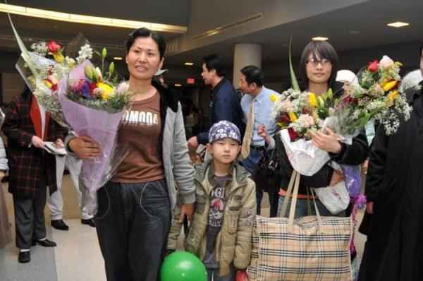 Geng He, the wife of human rights attorney Gao Zhisheng, and their two children, son Tiangyu (C) and daughter GeGe (R) arrive in New York City on March 14, 2009. Gao's family managed to escape China after years of abuse. (The Epoch Times)