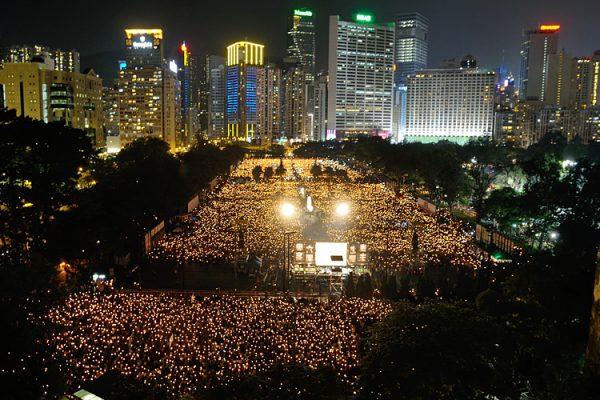 Over 180,000 people participated in this year’s candlelight vigil in memory of the victims of the 1989 Tiananmen Massacre, where unprecedented mass demonstrations were cleared up by soldiers dispatched by the Chinese communist regime. This year’s attendance set a new record. (Sung Pi Lung/The Epoch Times)