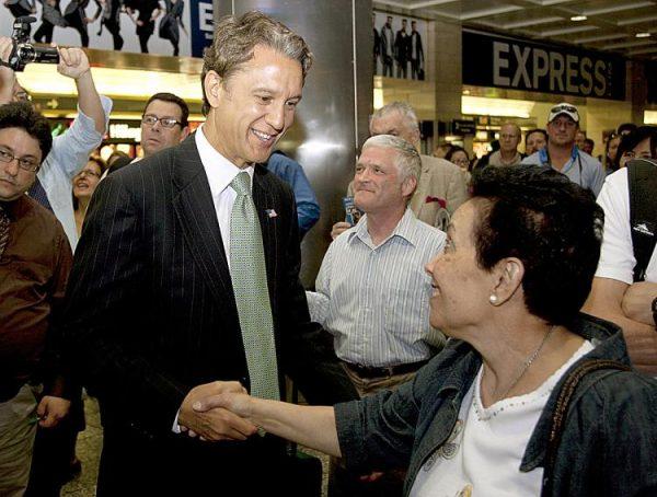 Nominee for the Republican candidate for Governor Rick Lazio shakes hands at Penn Station. (Henry Lam/The Epoch Times)