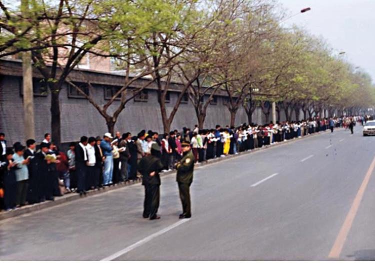 Falun Gong practitioners gathered around Zhongnanhai to silently, peacefully appeal for fair treatment on April 25, 1999. (Courtesy of Minghui.org)
