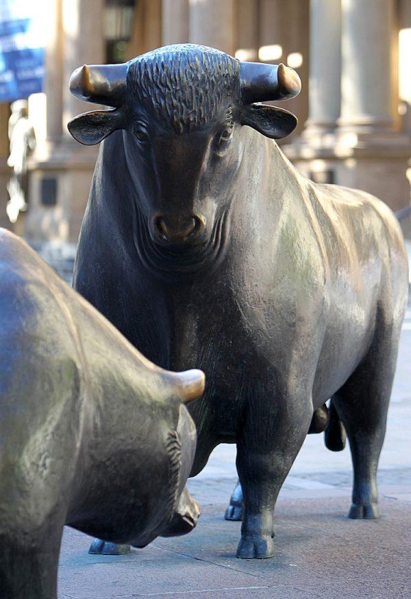 A sculpture of a bull (R) symbolizing rising markets and a bear (L) symbolizing falling markets stand in front of the stock exchange in Frankfurt, western Germany, on Sept. 12, 2011. (DANIEL ROLAND/AFP/Getty Images)