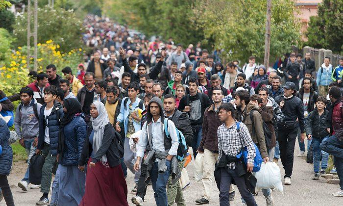 Britain Urges EU to Speed Migrant Deportation