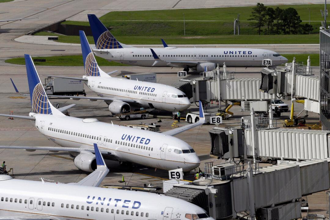 United Airlines 747 Returns to SF After Engine Failure