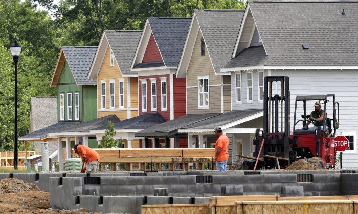 Homebuilder Confidence Falls for Record 10th Straight Month