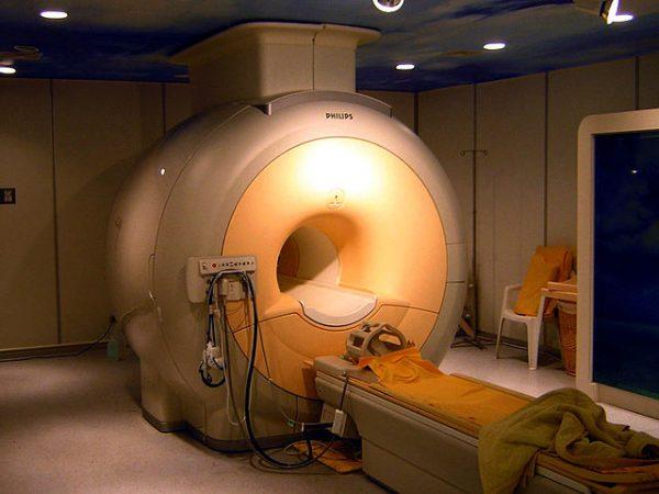 An fMRI scanner uses a strong magnetic field to track blood flow in the brain. (KasugaHuang, CC BY-SA 3.0)