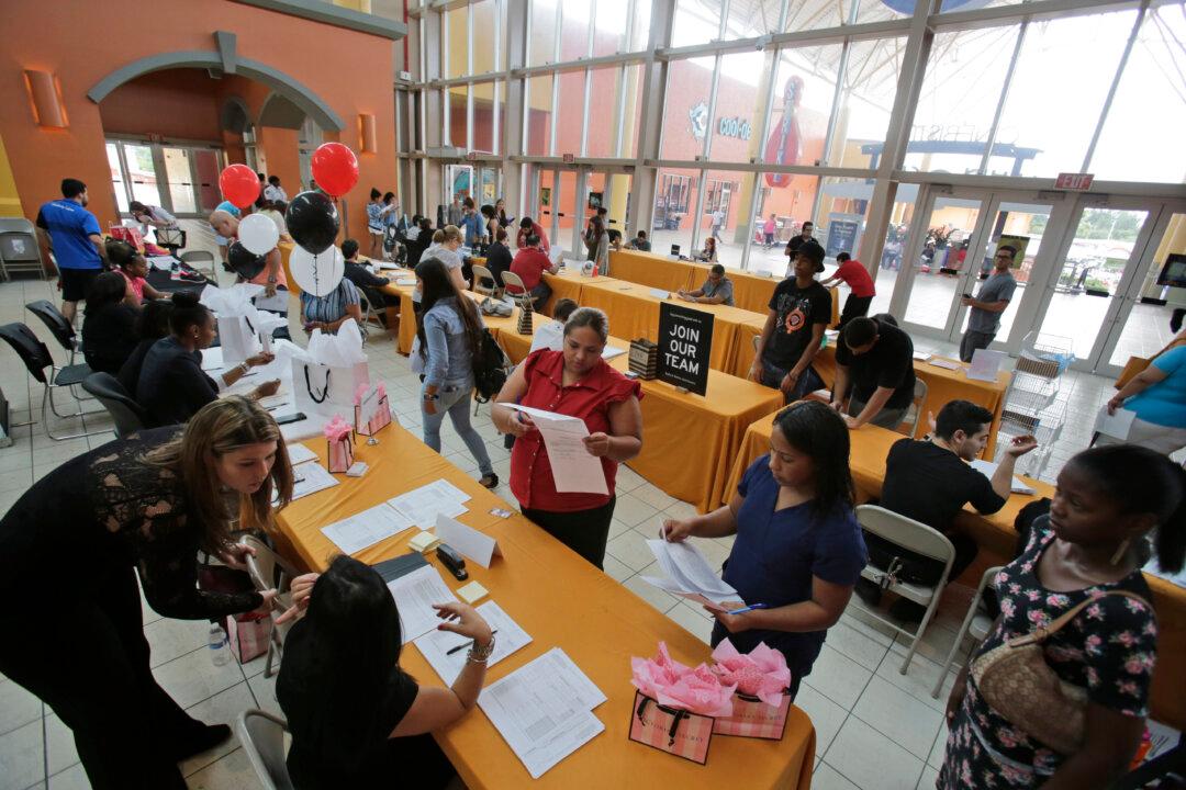 US Hiring Surge Raises Likelihood of Fed Rate Hike