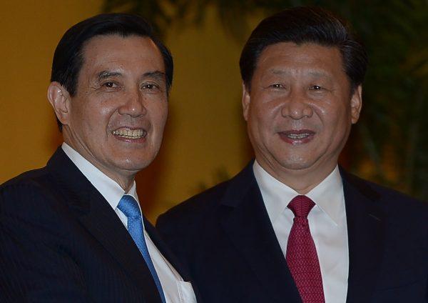 Chinese leader Xi Jinping (R) and then-Taiwanese President Ma Ying-jeou (L) at the Shangri-la Hotel in Singapore on Nov. 7, 2015. (Mohd Rasfan/AFP/Getty Images)