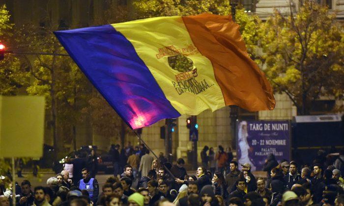 Thousands of Romanians Protest Against Ruling Social Democrats Coalition
