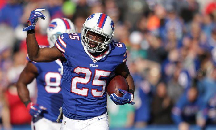 NFL Running Back LeSean McCoy Accused of Beating Girlfriend, Son in Graphic Post