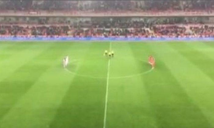 Turkish Fans Boo and Chant During Paris Attacks Moment of Silence