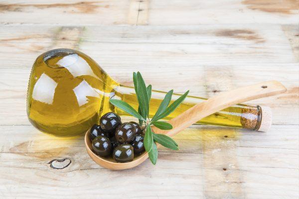 Olive oil (angelsimon/iStock)