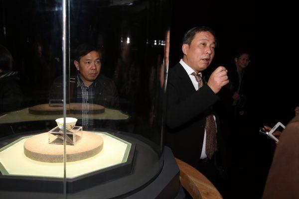 Chinese billionaire and art collector Liu Yiqian (R) speaks at an opening ceremony in Shanghai, China, for the exhibition of a $36 million Ming Dynasty tea cup he bought and paid for with his American Express card on Dec. 18, 2014. (Chinatopix via AP)