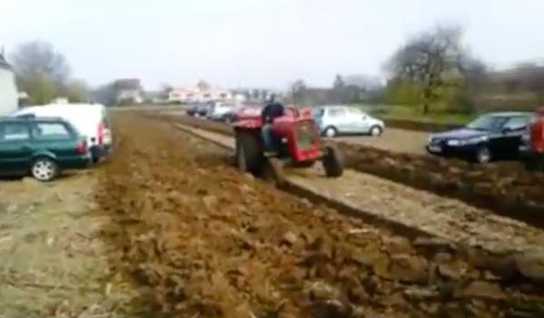 Video: Farmer Gets Revenge on People Parking on His Land