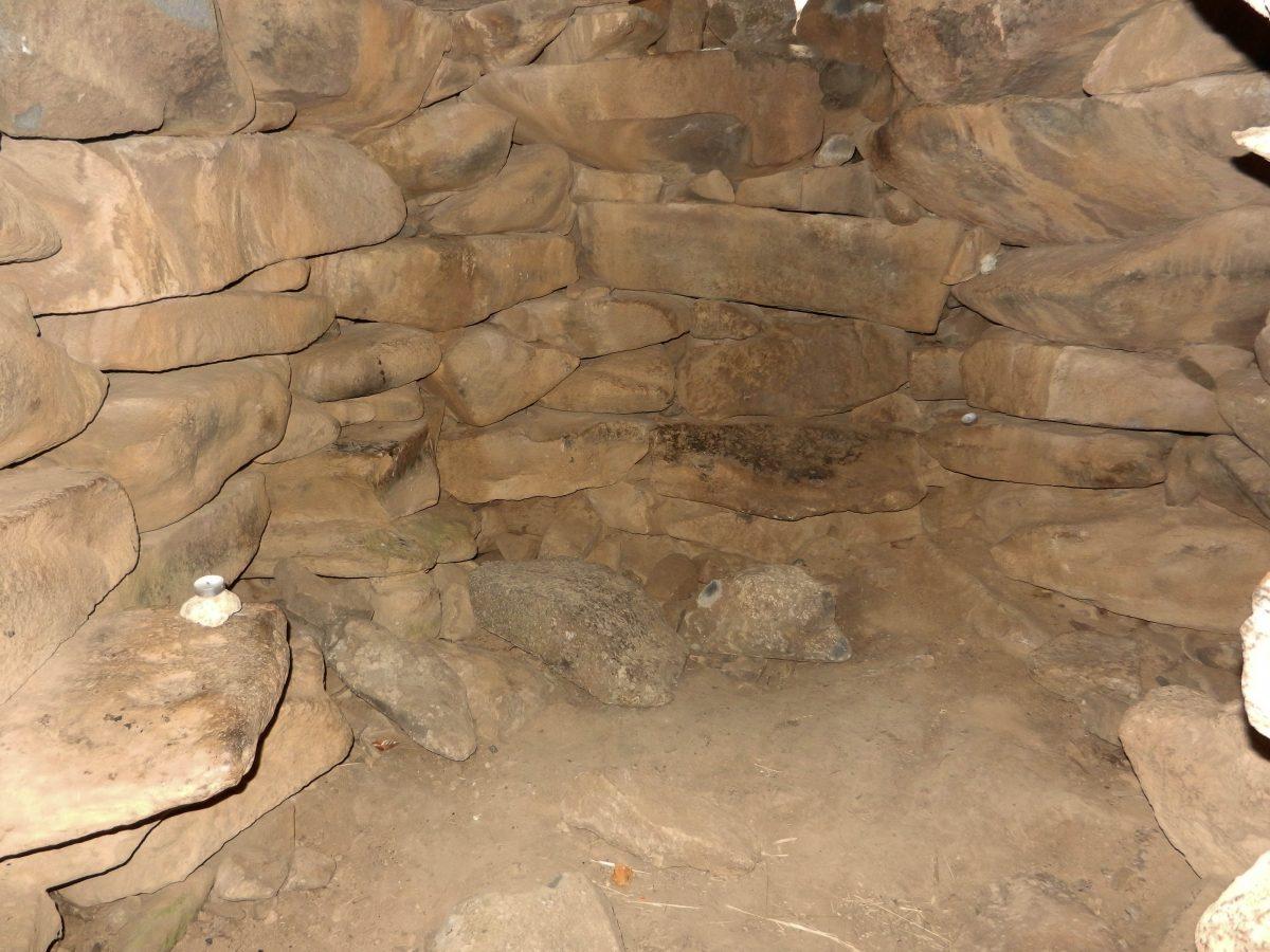 Inside the burial chamber. (<a href="https://commons.wikimedia.org/wiki/File:Rujm_el_Hiri_Chamber.jpg" target="_blank" rel="noopener">Ani Nimi</a>/<a href="https://creativecommons.org/licenses/by-sa/3.0/deed.en" target="_blank" rel="noopener">CC BY-SA</a>)