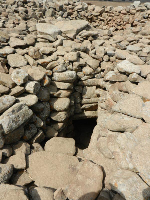 The dark entrance to the burial chamber found at the center of the megalithic site. (<a href="https://commons.wikimedia.org/wiki/File:Rujm_el_Hiri_View_Top.jpg" target="_blank" rel="noopener">Ani Nimi</a>/<a href="https://creativecommons.org/licenses/by-sa/3.0/deed.en" target="_blank" rel="noopener">CC BY-SA</a>)