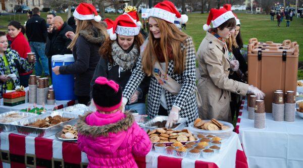 Volunteers give out hot chocolate and cookies at tree lighting in Goshen on Dec. 5, 2015. (Yvonne Marcotte/Epoch Times)