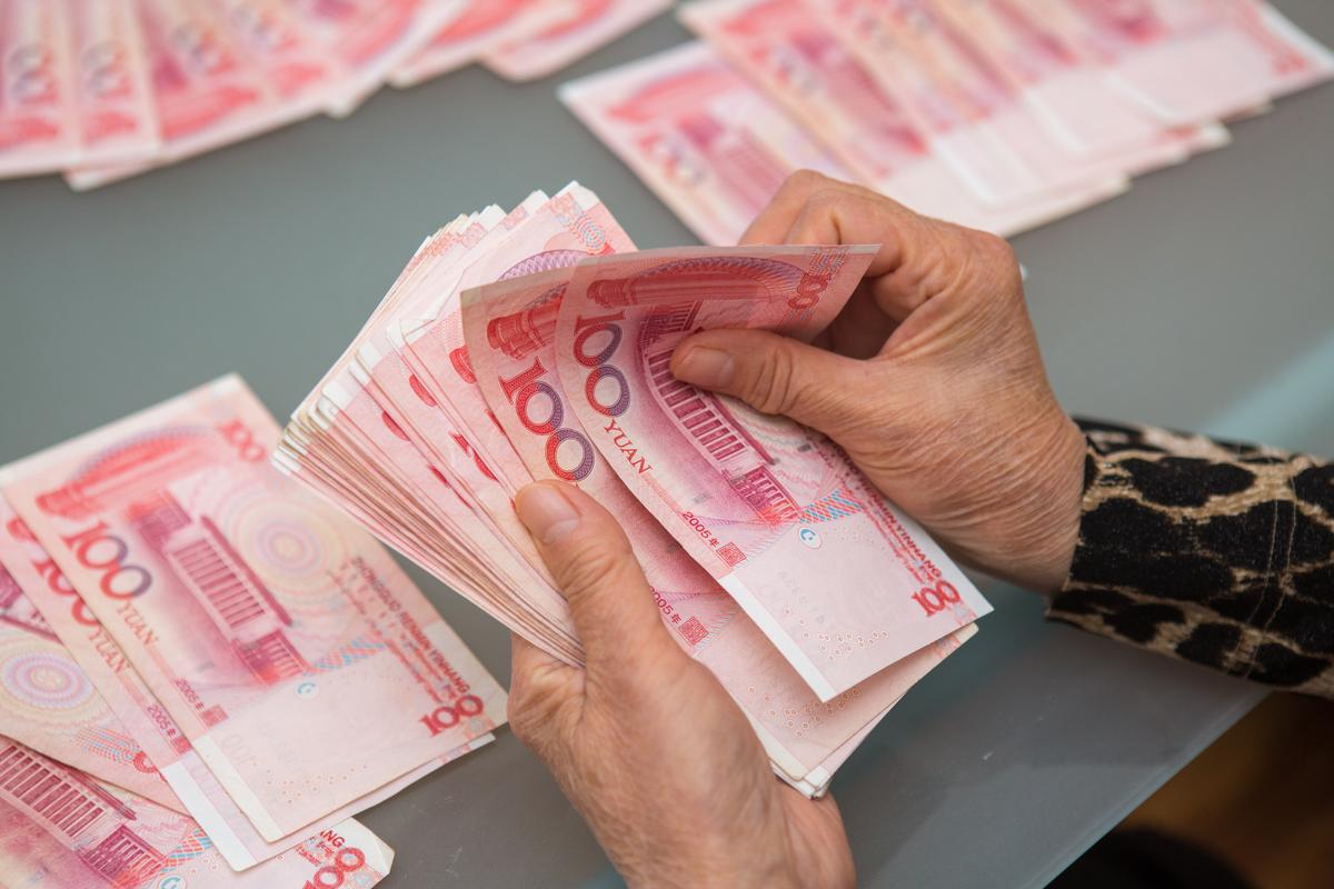 China’s Yuan Sinks to 10-Year Low Against Dollar