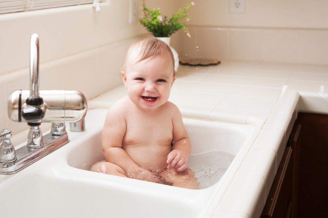 A Healthy Herbal Bath for Baby