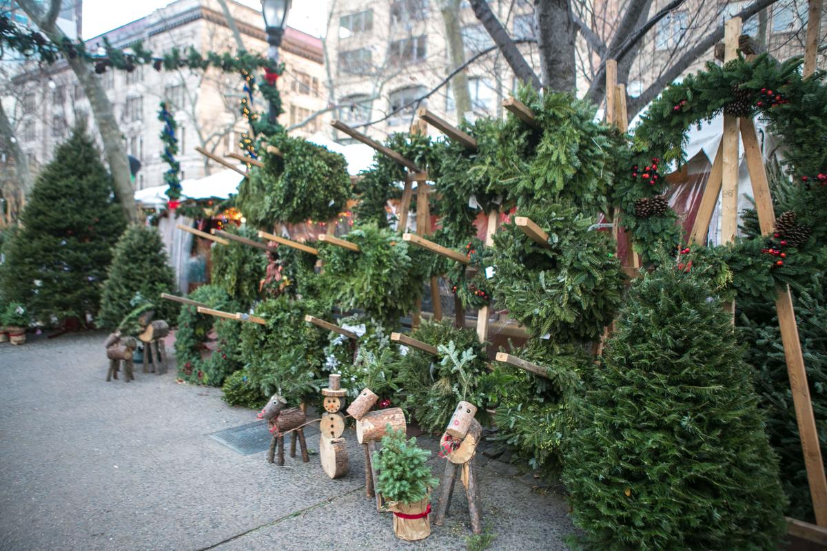 Sheriff: ‘Grinch Couple’ Broke In, Ate Christmas Treats