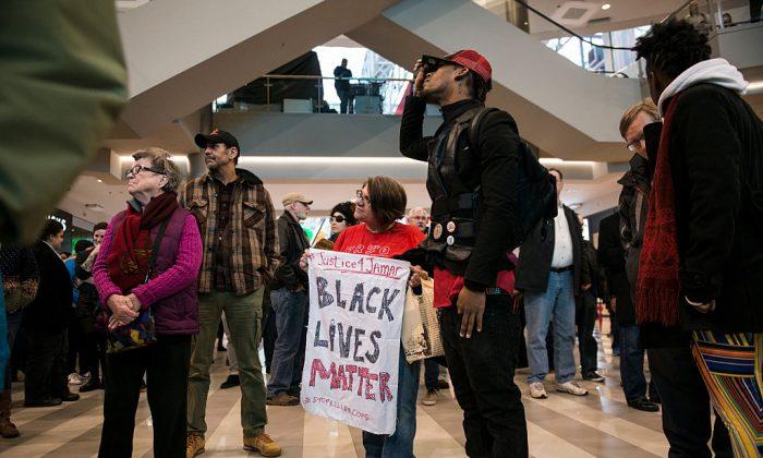 Protesters Block Terminal, Traffic at Minneapolis Airport