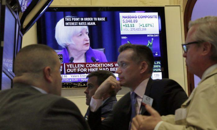 US Stocks Are Ending 2015 Mostly Flat, Capping Volatile Year
