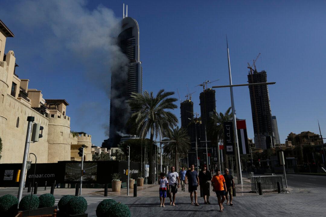 New Year’s Eve Skyscraper Fire in Dubai Smolders Into 2016