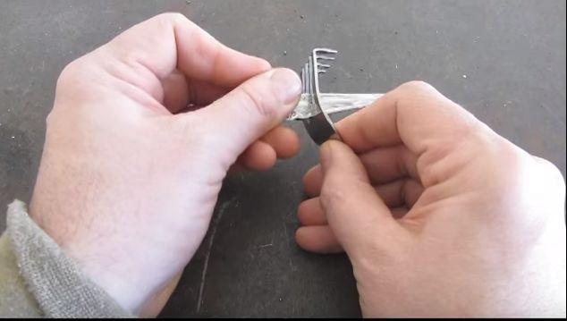 Video: See How to Make a Door Lock Using Just a Dinner Fork