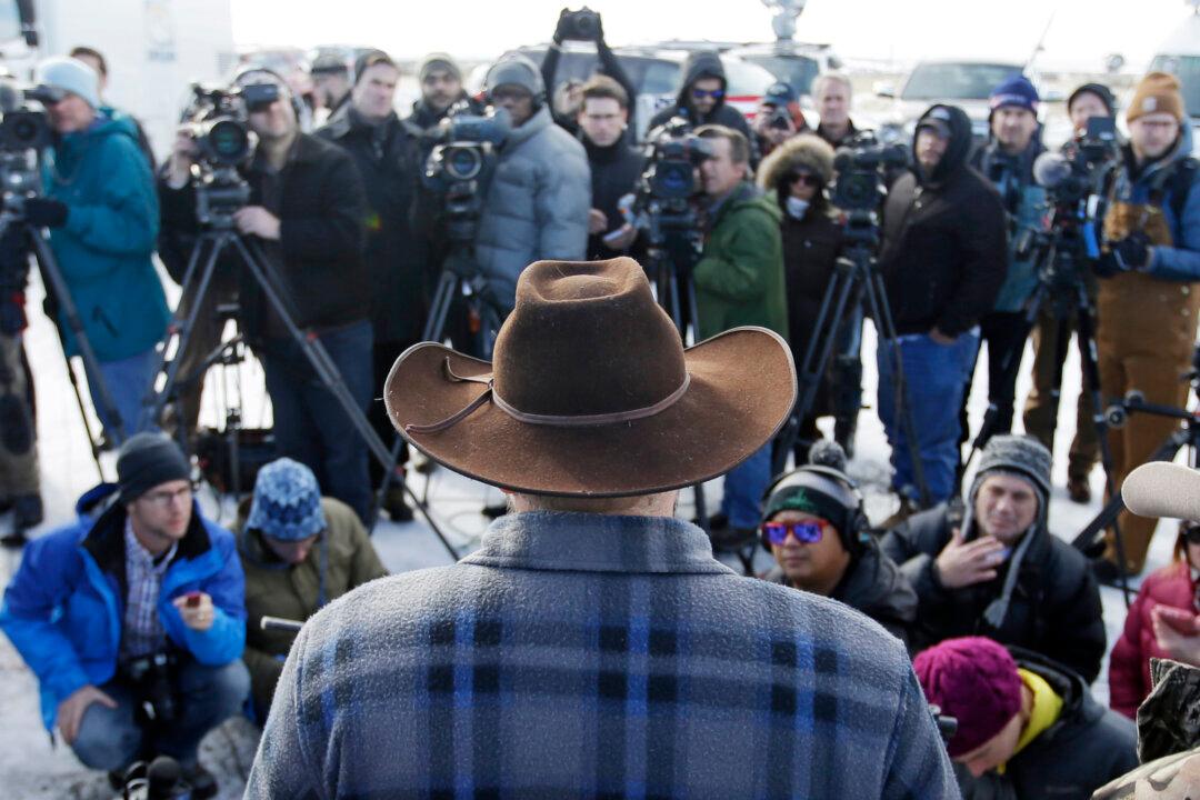 Oregon Standoff Leader Attends Meeting, Hears Chants of ‘Go’