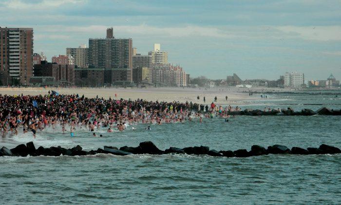 Polar Bear Plunge: Swimmers Splash Into 2016 in Atlantic Ocean off New York City
